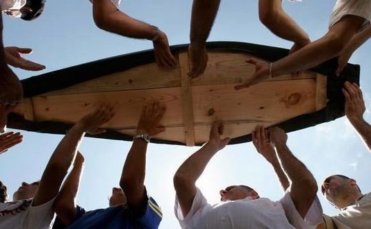 Si do të dalin njerëzit nga varret e tyre në Ditën e Gjykimit dhe kush do të vishet i pari?