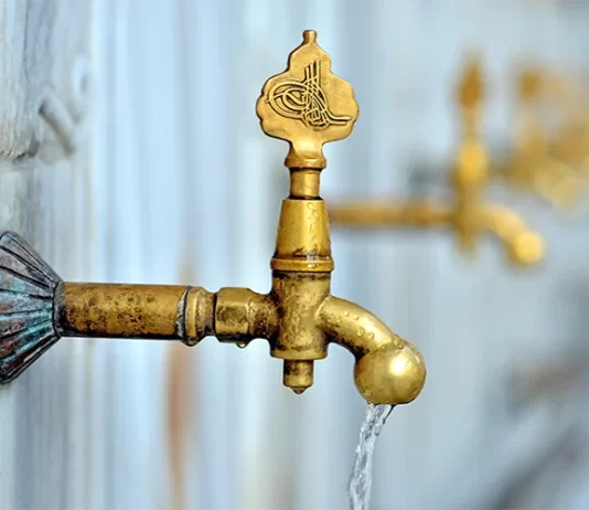 A mund të marrim abdes në banjo?