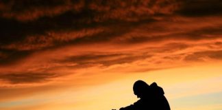 A e fal Allahu njeriun i cili e beson Allahun, por ai kurrë nuk është falur?