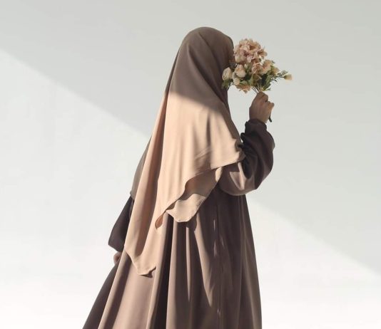 Dalja jashtë shtëpisë pa mbulesë a e prish abdesin?