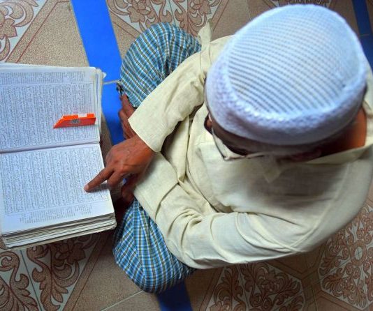 A lejohet leximi i Kuranit në internet në një gjuhë të huaj?