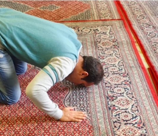 Cilin namaz duhet ta fali të parin, atë kaza apo atë që e ka kohën?