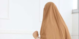 Jam një vajzë që kam dëshirë ta vë hixhabin, por familja nuk më lejon. Çfarë të bëj?