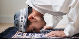 Kur lejohet të ndërpritet namazi?