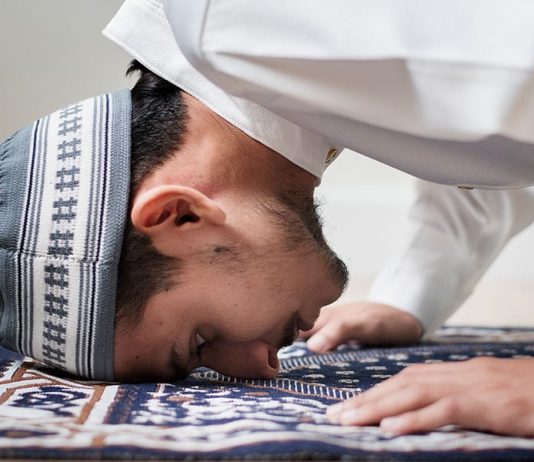 Kur lejohet të ndërpritet namazi?