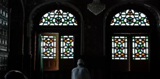 A lejohet ta mbledhi shoqërinë pas jacie dhe të falim namaz nate?