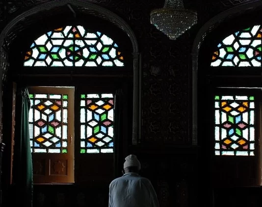 A lejohet ta mbledhi shoqërinë pas jacie dhe të falim namaz nate?
