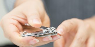 A duhet t’i djegim thonjtë edhe flokët kur t’i prejmë?