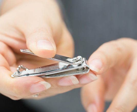 A duhet t’i djegim thonjtë edhe flokët kur t’i prejmë?