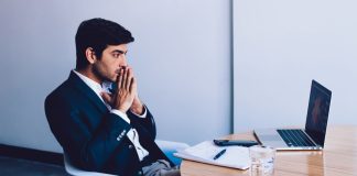 A i lejohet mashkullit muslimanit ta pres 3 vjet një vajzë për fejesë?