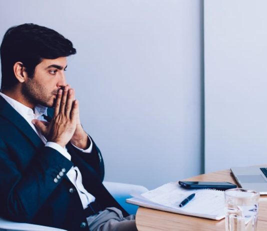 A i lejohet mashkullit muslimanit ta pres 3 vjet një vajzë për fejesë?