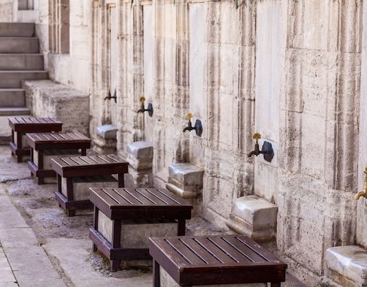 Si të veprojë ai i cili bëhet xhunub shpesh para namazit të sabahut gjersa është dimër dhe uji është i ftohët?