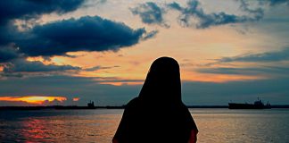 A pranohet namazi i një femre e cila ende nuk mban shami?