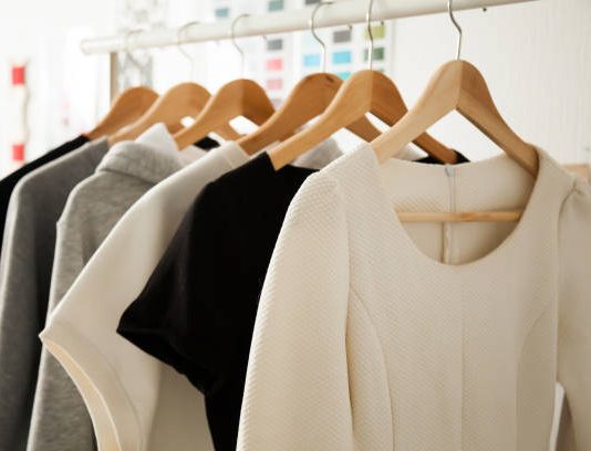 A lejohet të eci me bluza pa mëngë në kohën e verës?