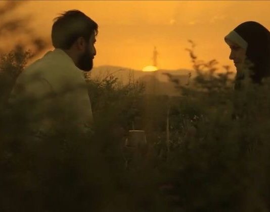 A lejohet të takohem me një djalë, pa prezencën e babait pasi ai nuk është namazli?