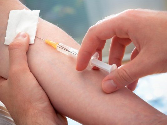 A prishet agjërimi nëse pasi të kafshon bleta merr injeksion?