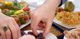 A e kemi obligim për të shkuar në 7 iftare siç kemi dëgjuar?