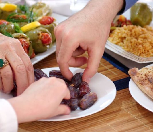 A e kemi obligim për të shkuar në 7 iftare siç kemi dëgjuar?