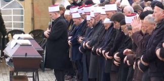 A lejohet të vonohet varrimi i xhenazes për shkak të pritjes së ndonjë të afërmi?
