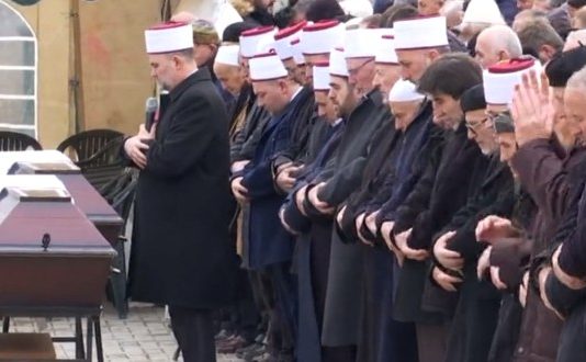 A lejohet të vonohet varrimi i xhenazes për shkak të pritjes së ndonjë të afërmi?