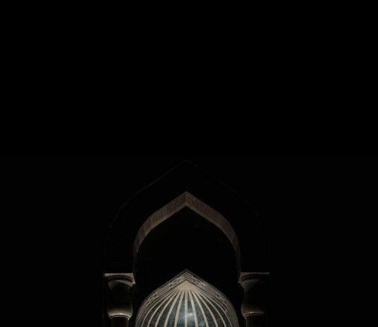 A është ndjekja e një imami kusht në Islam, dhe kush ishte imam i sahabëve para këtyre imamëve?