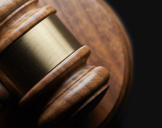 A bën të studioj juridikun ose të punoj në gjykatë?