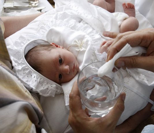 A bën ta synetoj fëmijën te një mjek jomusliman?