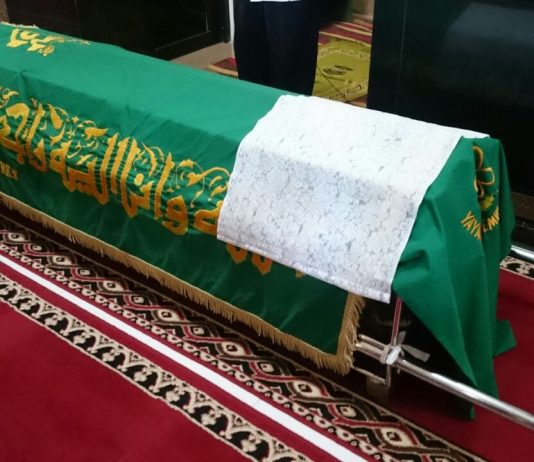 A është i vlefshëm namazi i xhenazes, nëse xhenazja ka qenë e shtrirë në kahjen e kundërt?