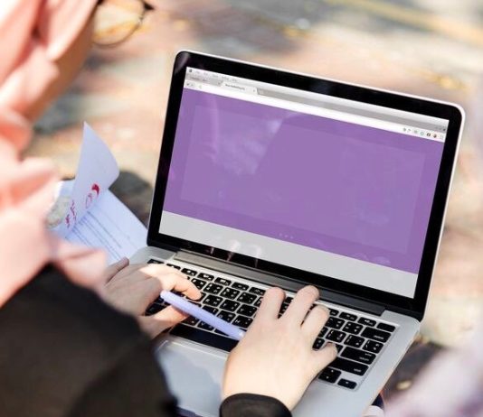 A i lejohen femrës muslimane bisedat përmes telefonit me burra për çështje të punës?