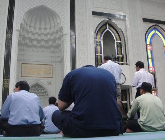 A është haram në çajtore të xhamisë me luajt letra dhe gurzi?