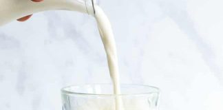 A bën të pi qumësht apo lëngje në vend të ujit për syfyr?