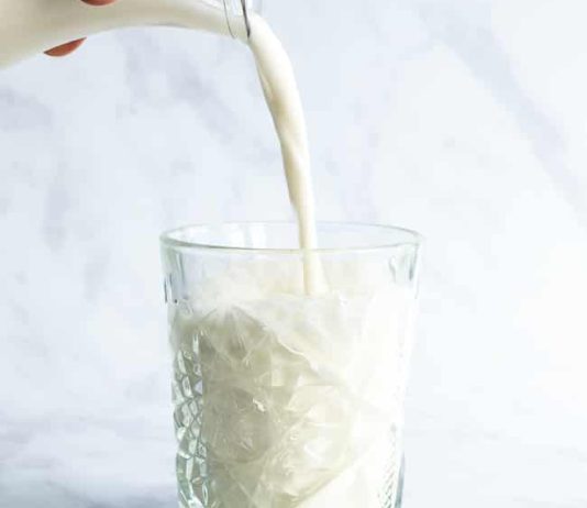 A bën të pi qumësht apo lëngje në vend të ujit për syfyr?