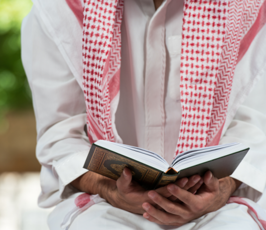 A lejohet këndimi i sures El- Ihlas për të vdekurin?