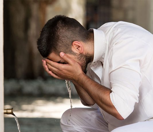 A duhet që personat me sëmundje kronike të marrin abdes për çdo namaz?