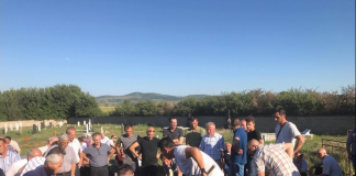 A lejohet të ulemi derisa lëshohet xhenazja në dhe?
