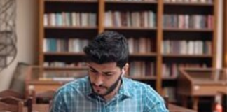 A i lejohet studentit të mësoj edhe pas jacisë?