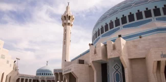 Rrugës për në namazin e sabahut, e shoh një plakë