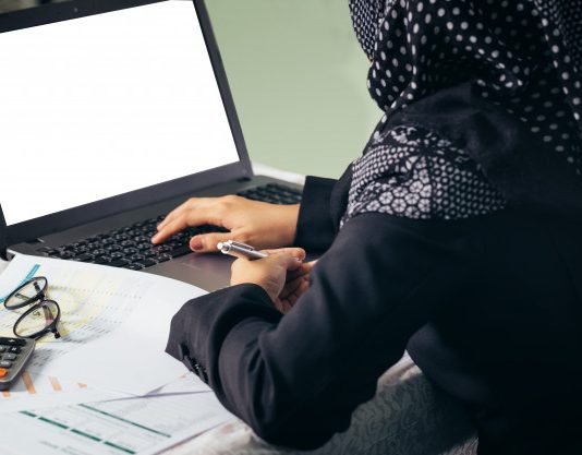 A është e ndaluar të punojnë gratë jashtë shtëpisë?