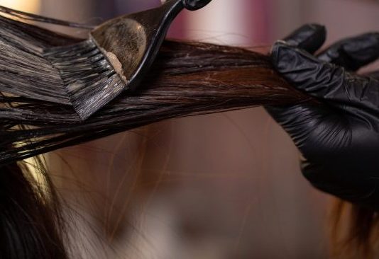 A lejohet ngjyrosja e flokëve për gratë e veja?