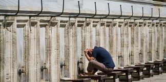 A pranohet abdesi nëse gjymtyrët lahen më shumë ose me pak se tri herë?