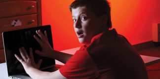 Vëllau im shikon pornografi. Si ta këshillojë t’i largohet?