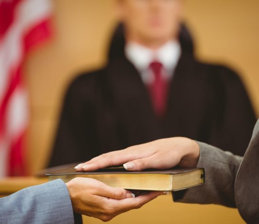 A lejohet vënia e dorës mbi Tevrat, Inxhil kur bëhet betimi në gjykatë?
