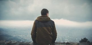 A konsiderohet musliman ai i cili nuk e fal namazin?