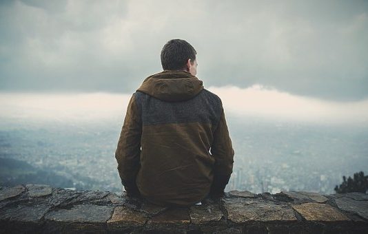 A konsiderohet musliman ai i cili nuk e fal namazin?