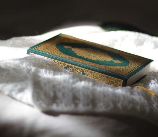 Kurani a është shkruar nga Muhamedi ﷺ apo fletat kanë ardhur nga vetë Zoti?