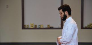 A lejohet falja e namazit në çastin kur muezini fillon të thërasë ezanin?