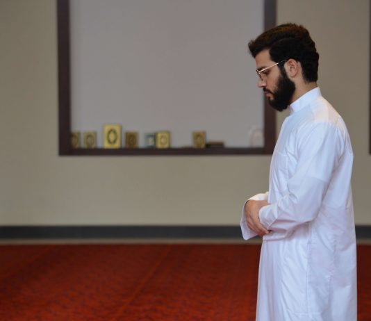 A lejohet falja e namazit në çastin kur muezini fillon të thërasë ezanin?