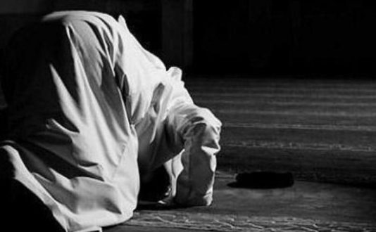 Gjatë namazit kam probleme me urinën, si t’ia bëj?