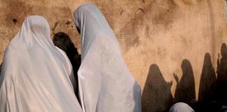 Nëna sillet shumë ashpër me mua çfarë duhet të bëj?