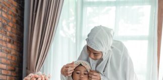 A duhet të vijnë gratë me fëmijë të vegjël në xhami?